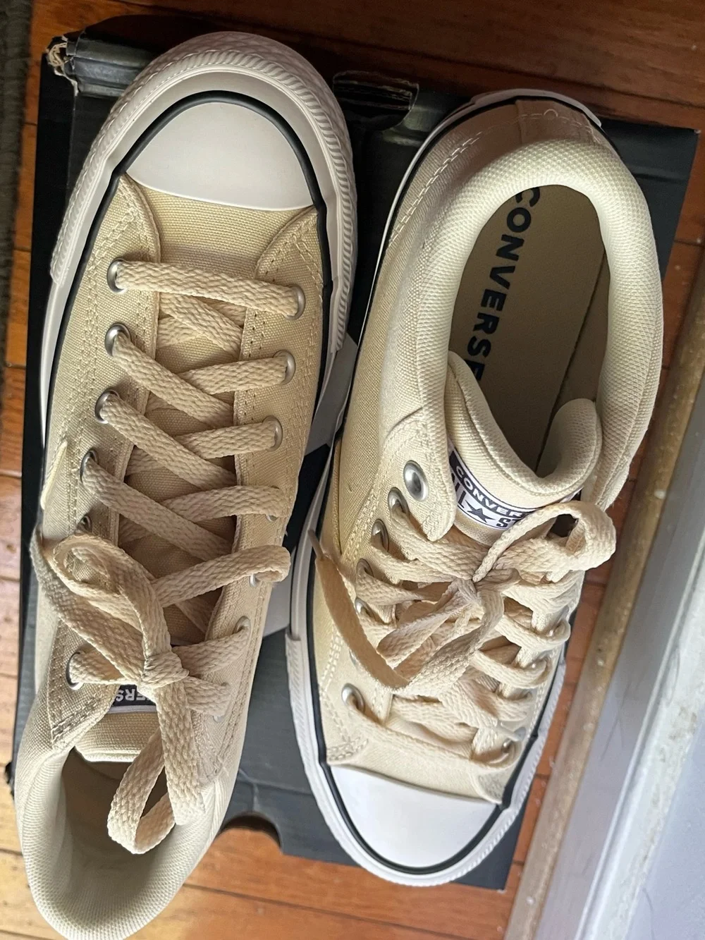 ✅🌹Converse Cream High Top Sneakers with Navy Patch - Picture 3 of 4